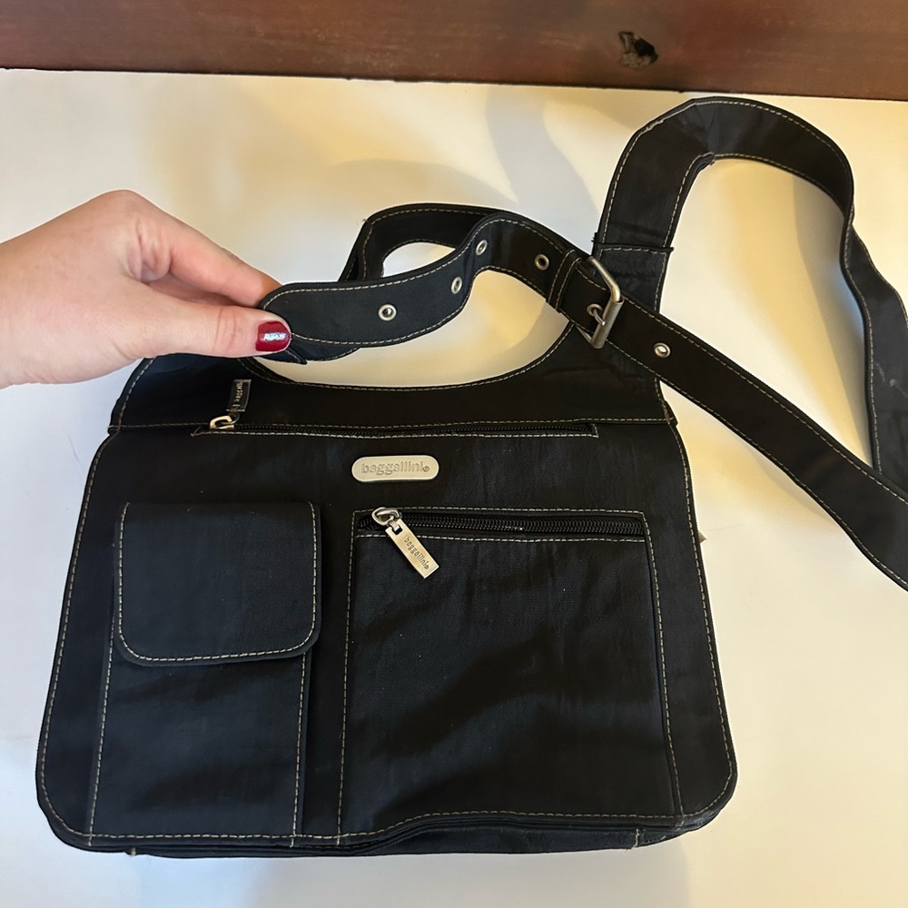Baggallini medium purse with long shoulder strap with lots of pockets.